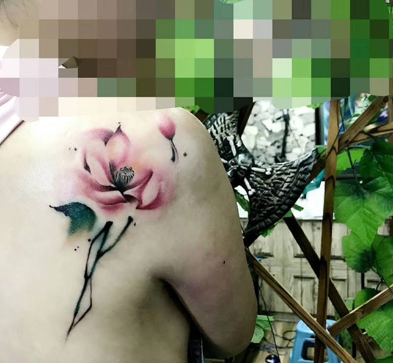 。纹身图片_背部水彩纹身图案