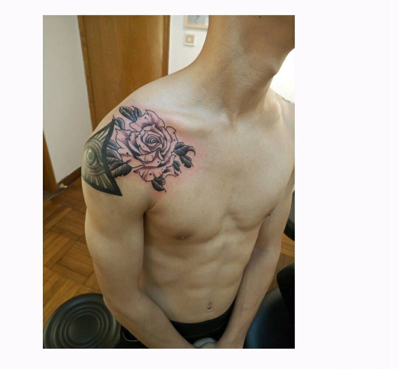 上帝之眼接玫瑰花纹身图片_胸部背部手臂欧美清新写实几何植物原创成品纹身图案