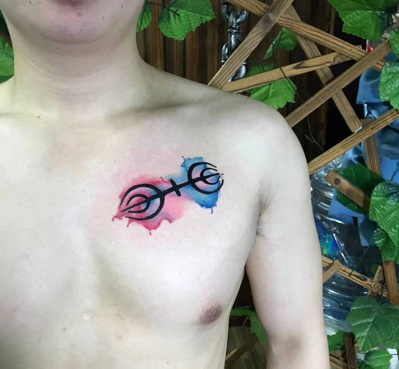 。纹身图片_胸部水彩纹身图案