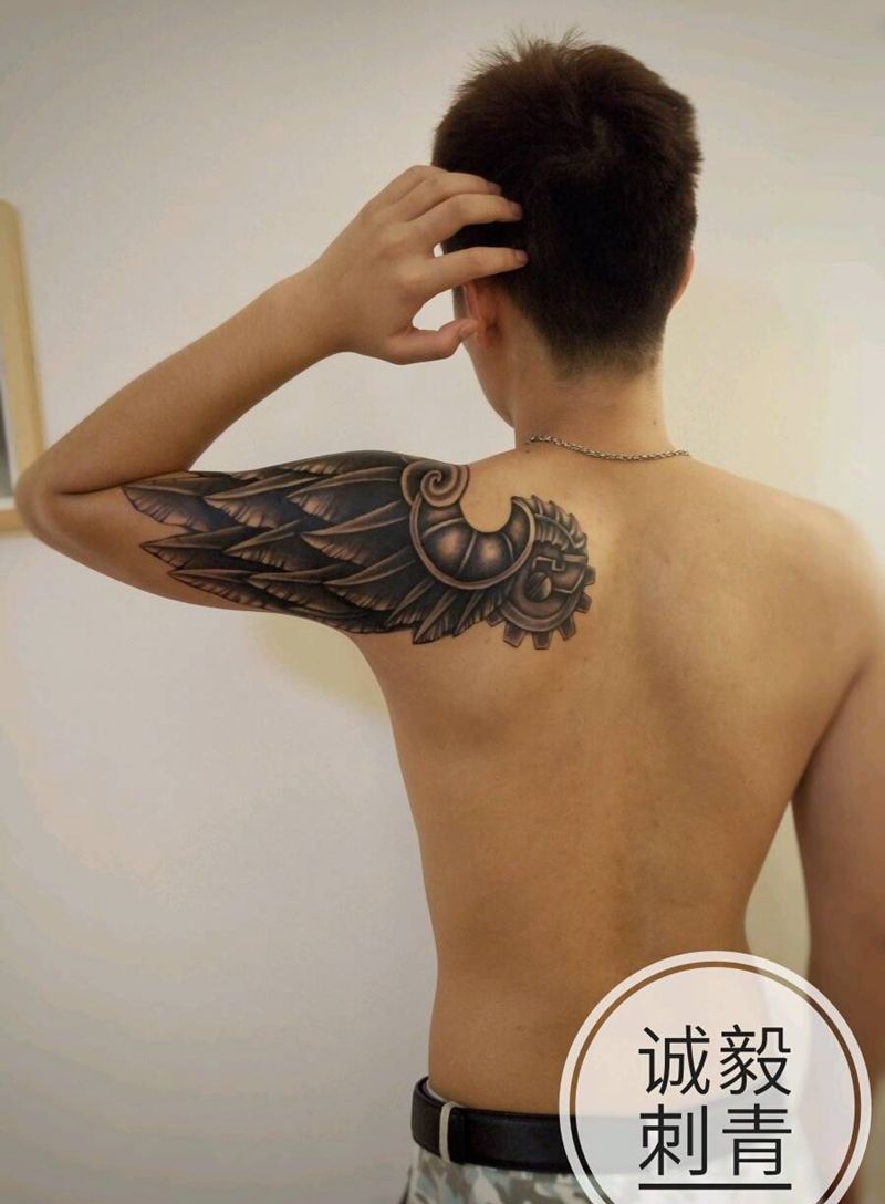 原创翅膀纹身纹身图片_肩部背部手臂欧美传统写实动物静物原创成品纹身图案