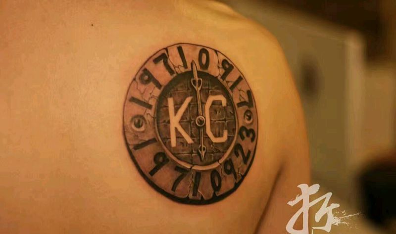 铭刻石盘纹身图片_肩部欧美传统写实几何字符静物图腾原创成品纹身图案