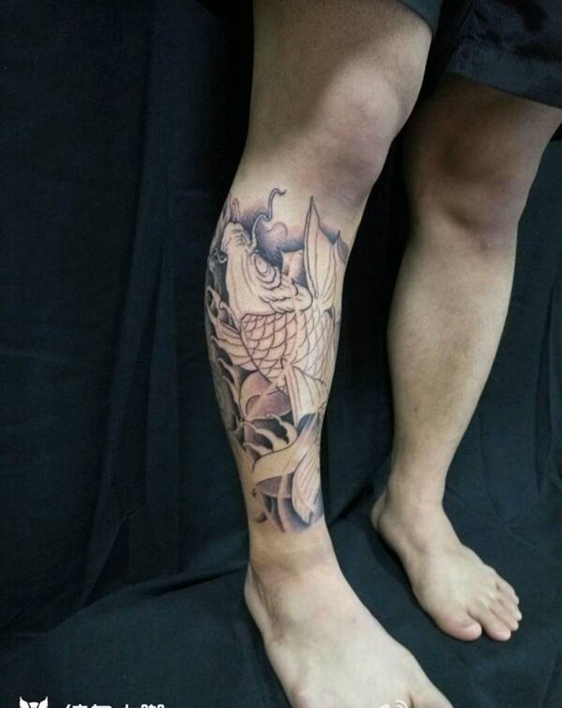 小腿鲤鱼遮盖羽毛纹身图片_肩部胸部手臂腿部传统习俗动物植物原创纹身图案