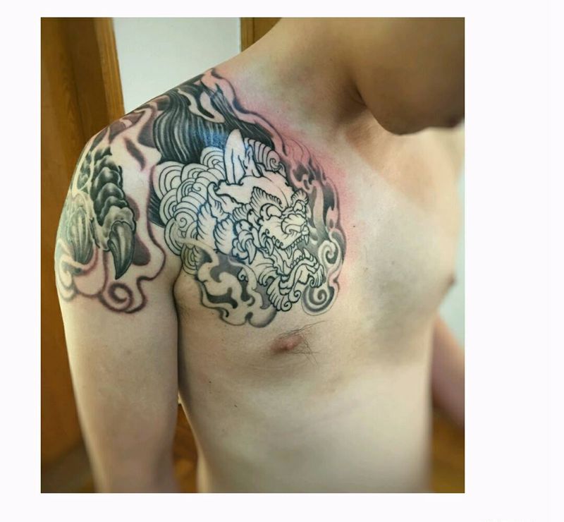 原创貔貅半甲（未完成）纹身图片_肩部胸部背部传统国画鬼神宗教原创成品纹身图案