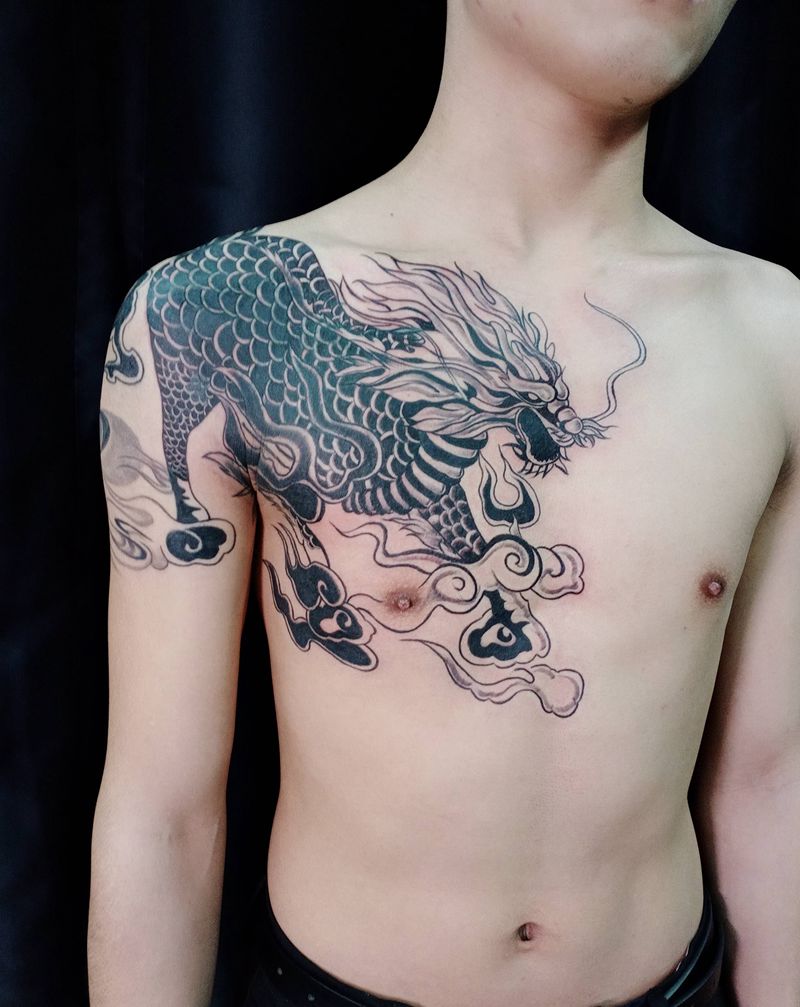 过肩麒麟纹身图片_胸部手臂图腾纹身图案