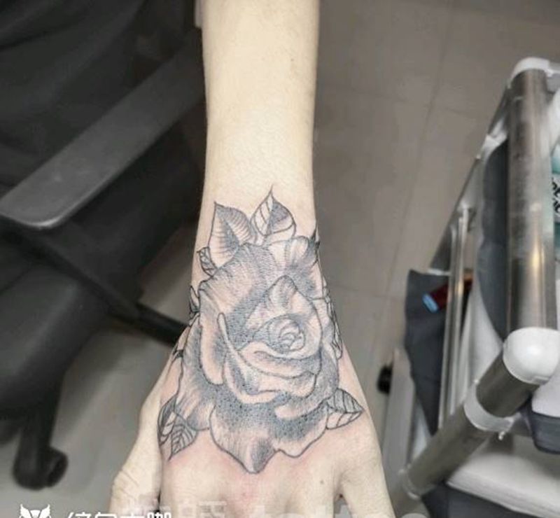 修改花手纹身图片_手部新传统花纹身图案