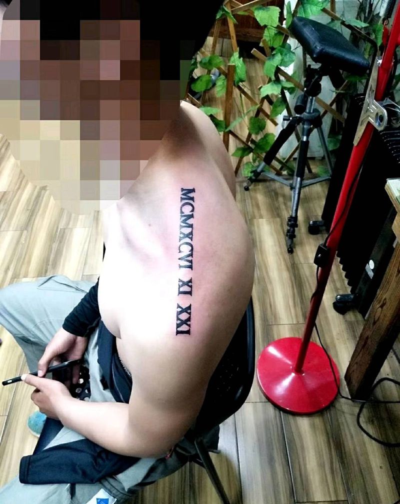 字母纹身图片_肩部字母纹身图案