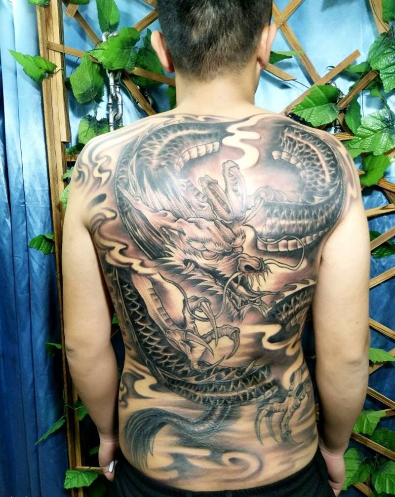 满背龙纹身图片