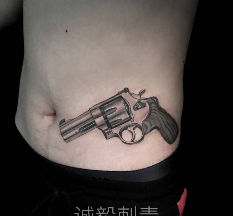 左轮手枪纹身图片_腰部手臂欧美写实点刺纹身图案