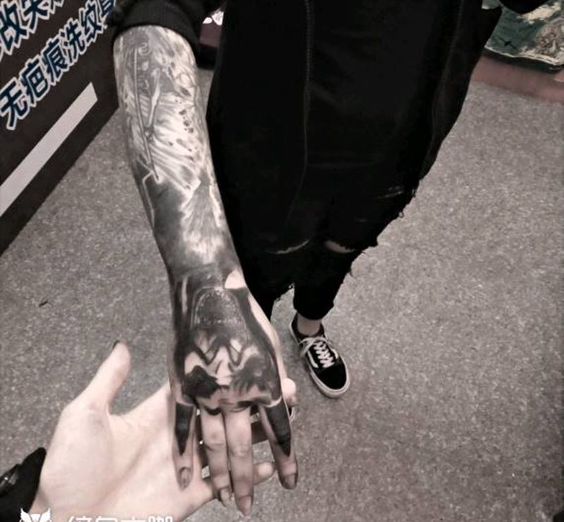 魔鬼手背纹身图片