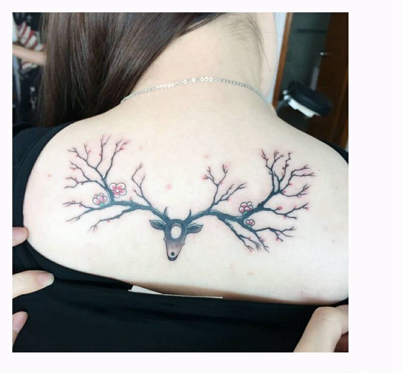 抽象梅花鹿纹身图片_颈部肩部欧美清新几何动物植物成品纹身图案