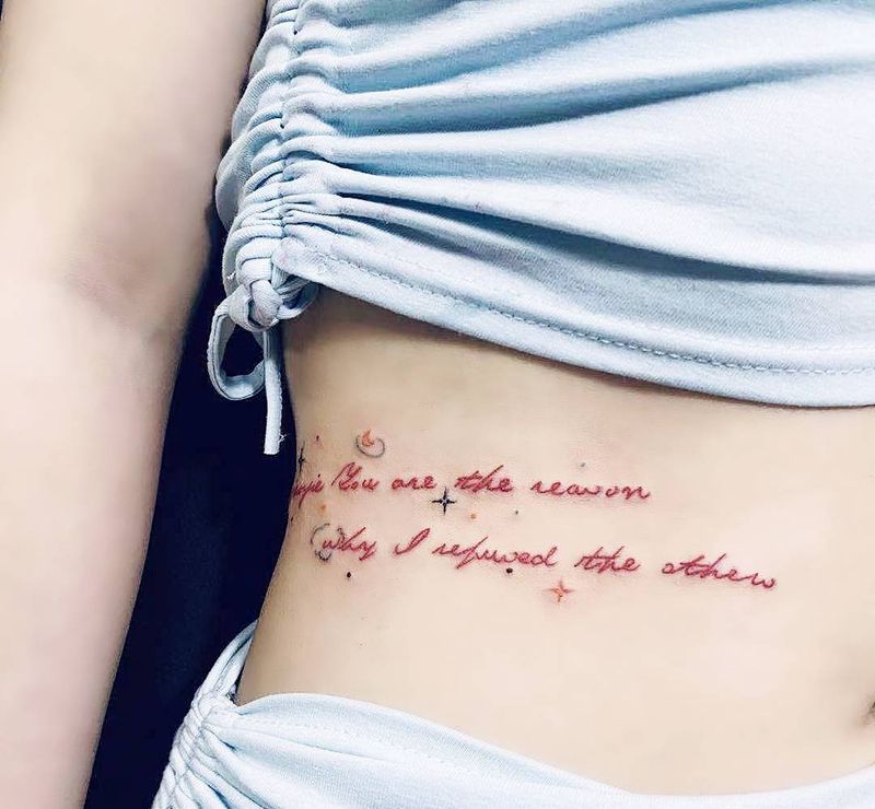 字母纹身图片_腰部背部花体字纹身图案