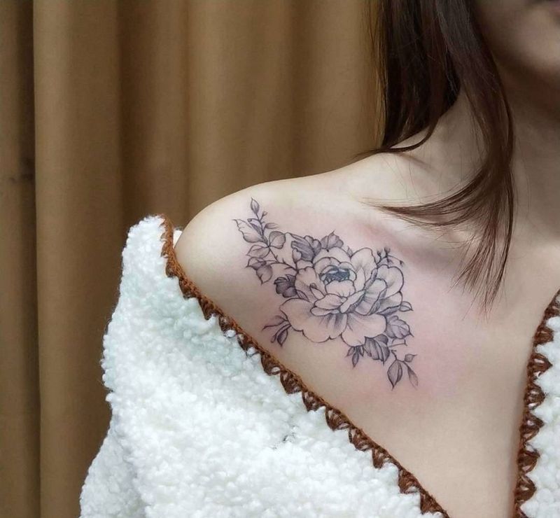 素花纹身图片_胸部点刺纹身图案