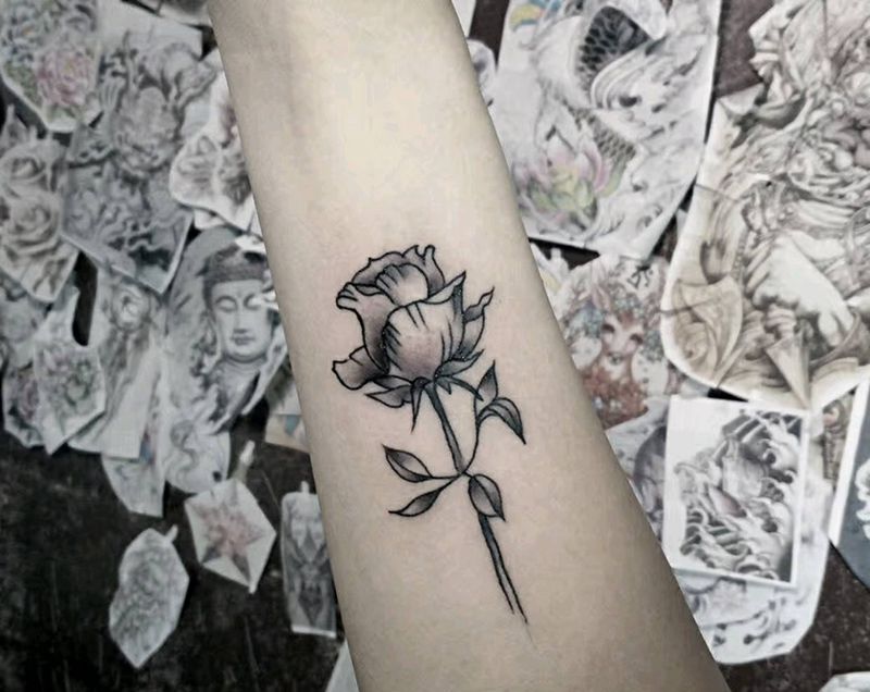 小图清新玫瑰纹身图片_手臂纹身图案