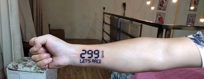 299㎞/h纹身图片_手臂纹身图案