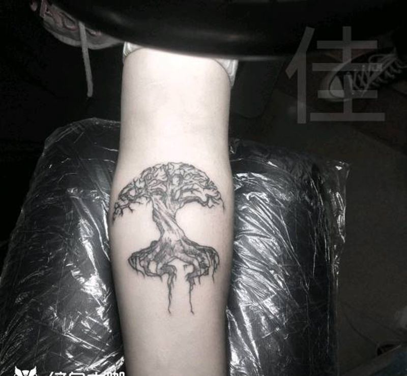 树 月亮 几何 枫叶 小图纹身图片_手臂水彩几何纹身图案