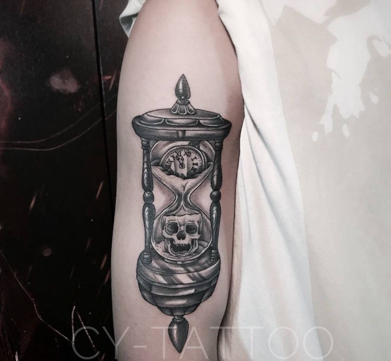 死亡沙漏纹身图片_几何静物欧美写实清新习俗手臂腿部成品背部纹身图案