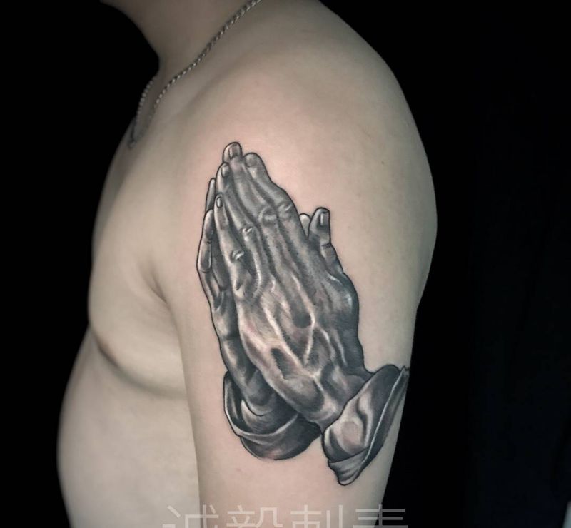 上帝之手修改纹身图片_手臂肩部New School欧美写实纹身图案