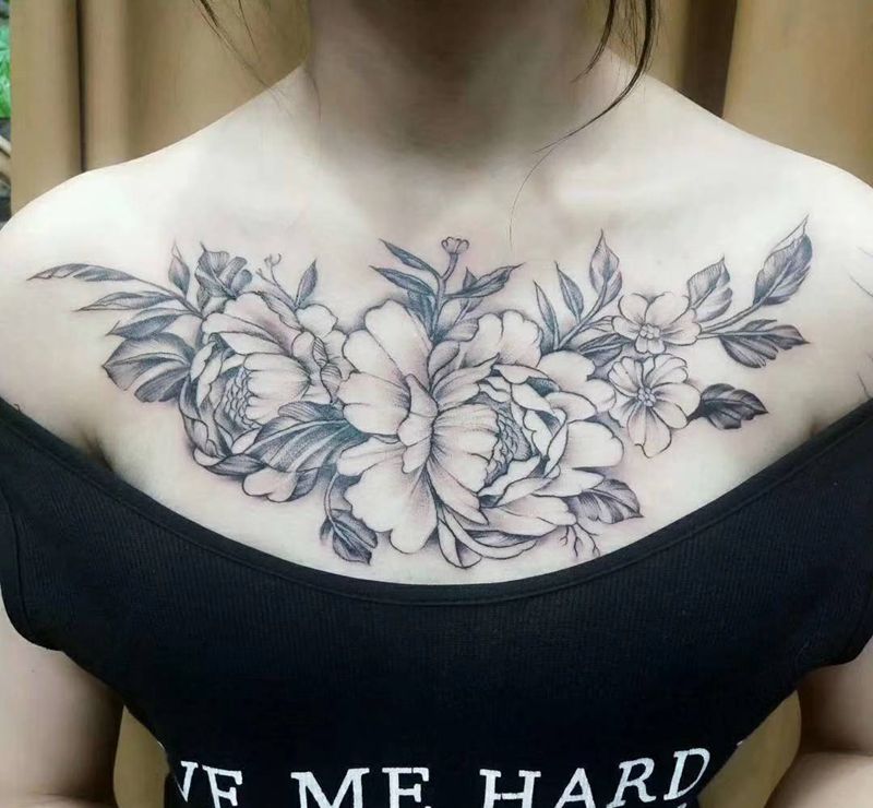 素花纹身图片_胸部点刺纹身图案