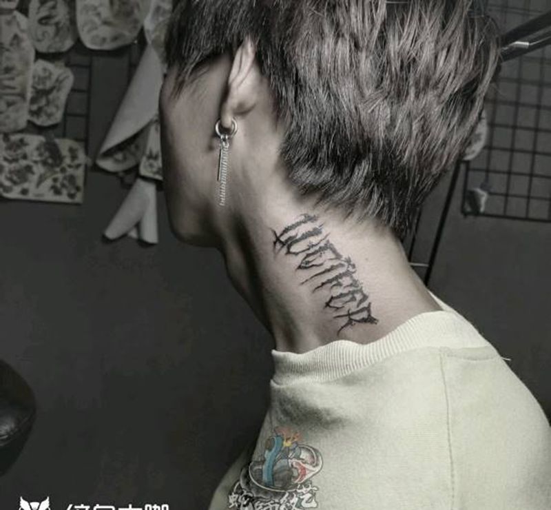 魔鬼纹身图片_颈部花体字奇卡诺脖子纹身图案