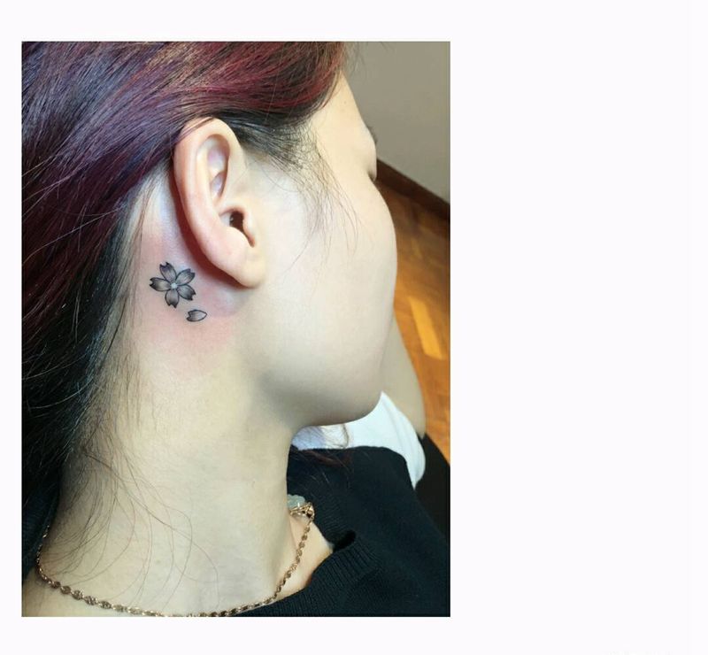 耳后小樱花纹身图片_传统清新植物静物原创成品纹身图案