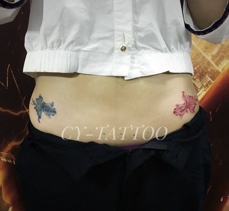 金鱼遮盖疤痕纹身图片_动物欧美清新国画成品手臂腰部肩部腿部纹身图案