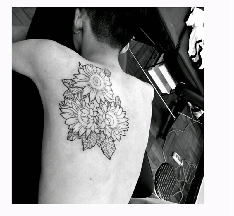 向日葵纹身图片_肩部背部手臂欧美写实几何植物原创成品纹身图案