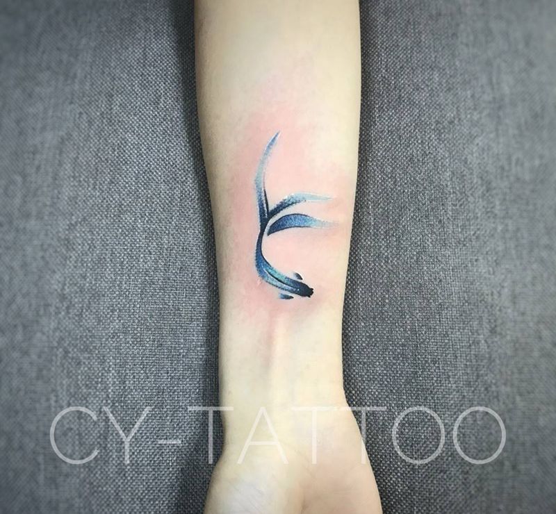 金鱼款闺蜜纹身纹身图片_成品手臂腿部欧美清新写实国画动物植物几何纹身图案