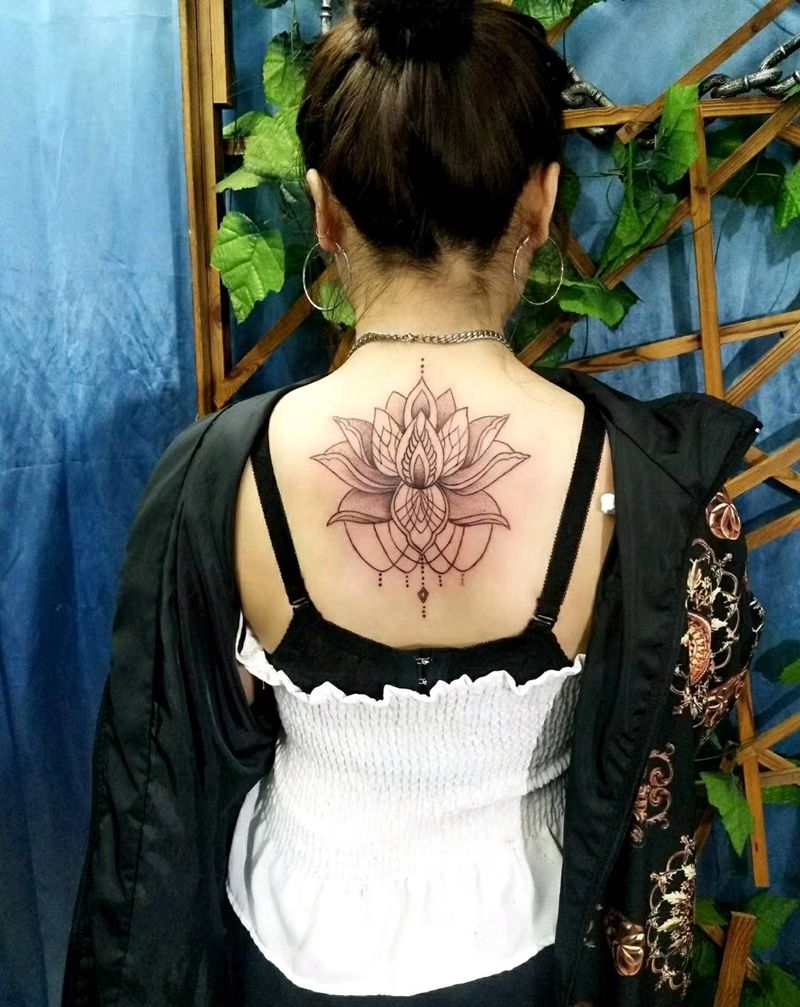 樊花纹身纹身图片_背部点刺纹身图案