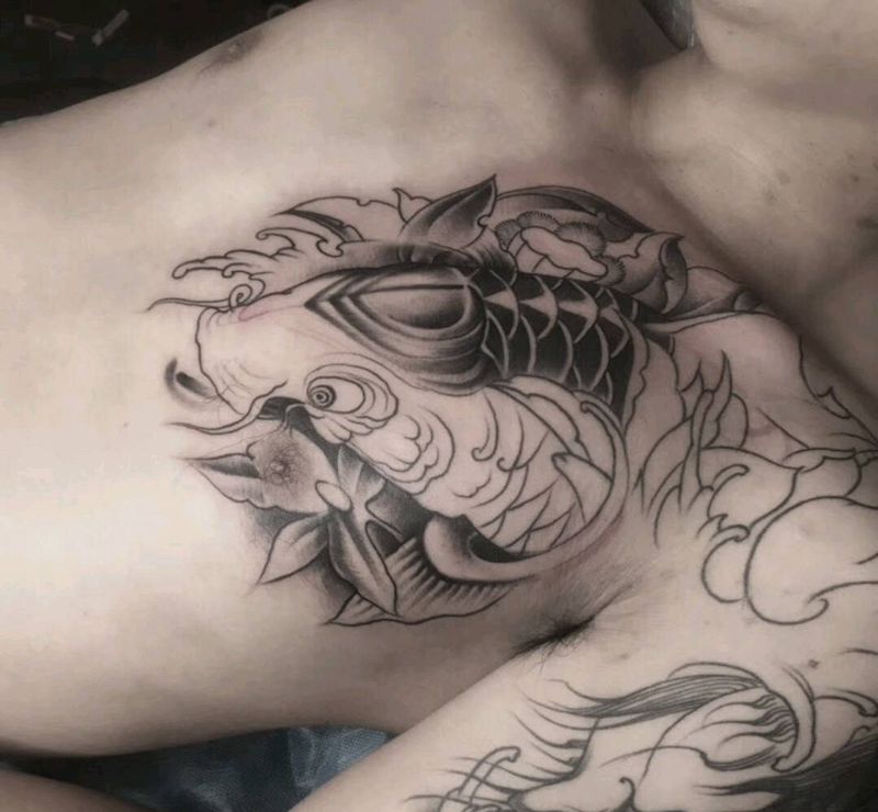 鲤鱼半甲未完纹身图片_胸部新传统半甲鲤鱼纹身图案