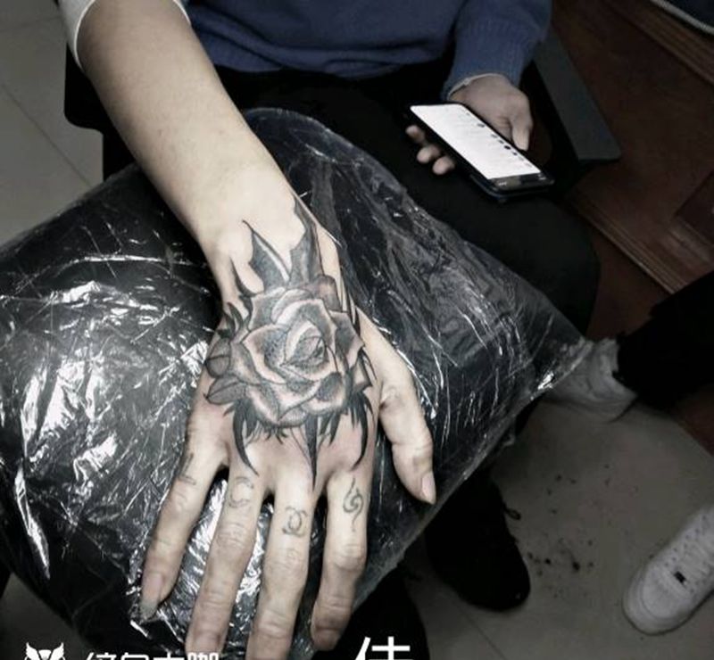 花手纹身图片_手部Old SchoolNew School纹身图案