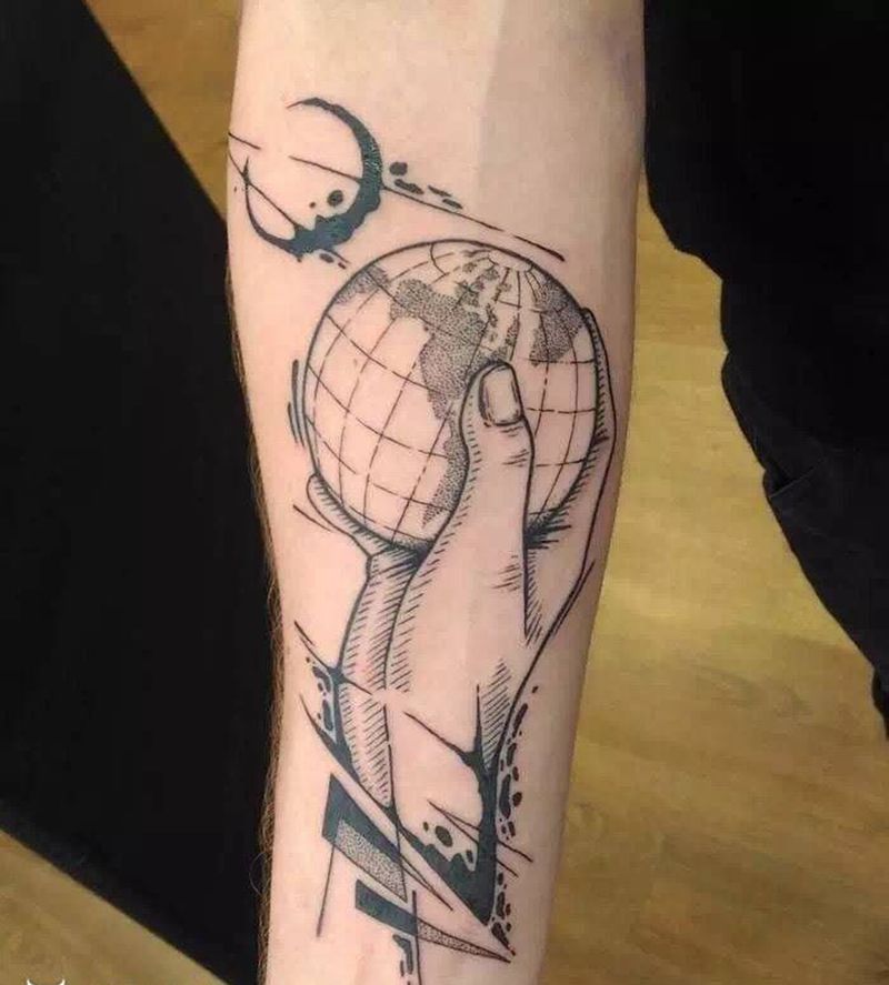 手拿地球纹身图片