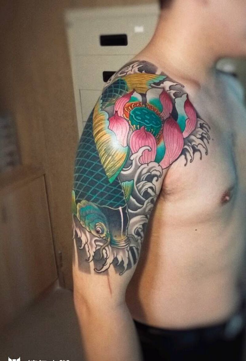 原创锦鲤遮盖狼头纹身图片_胸部手臂传统习俗写实国画动物植物原创成品纹身图案
