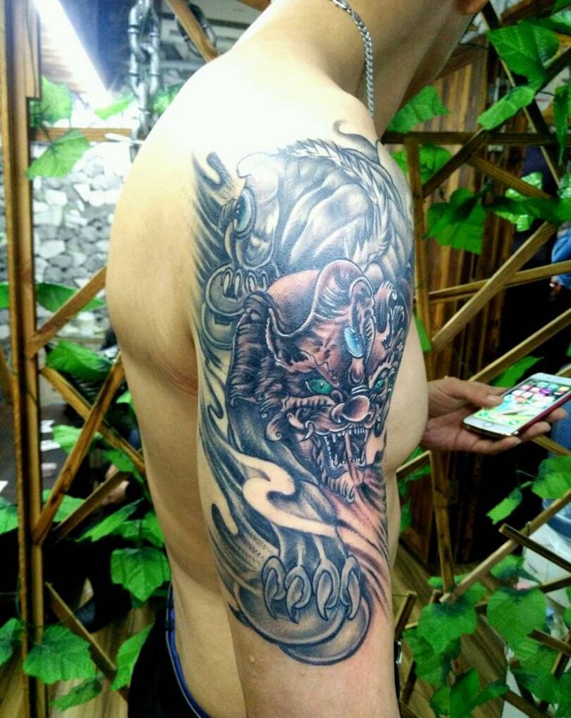 大臂貔貅纹身图片