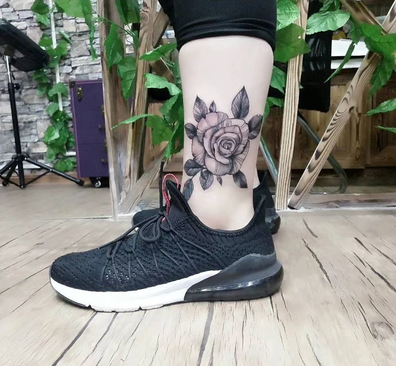 。纹身图片_脚部点刺纹身图案