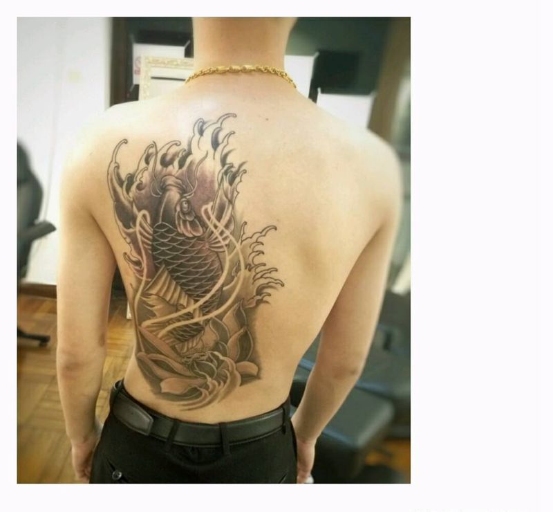 半背莲花鲤鱼纹身纹身图片_肩部背部传统习俗写实国画动物植物原创成品纹身图案