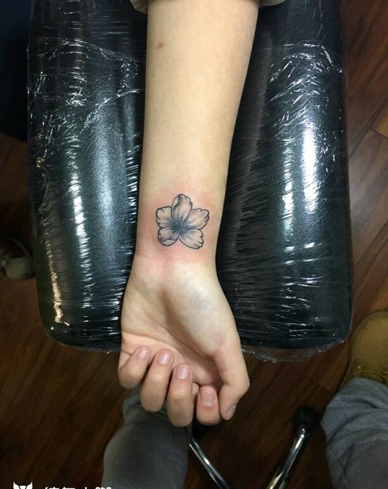 樱花纹身纹身图片_手臂传统清新植物原创成品纹身图案