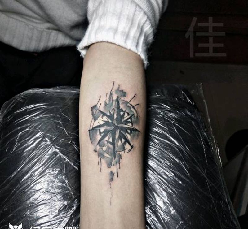 水彩指南针纹身图片_手臂水彩几何纹身图案