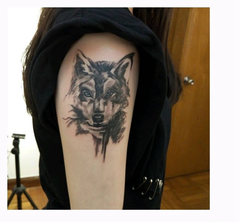 水墨狼头纹身纹身图片_肩部胸部背部手臂欧美写实国画动物成品纹身图案