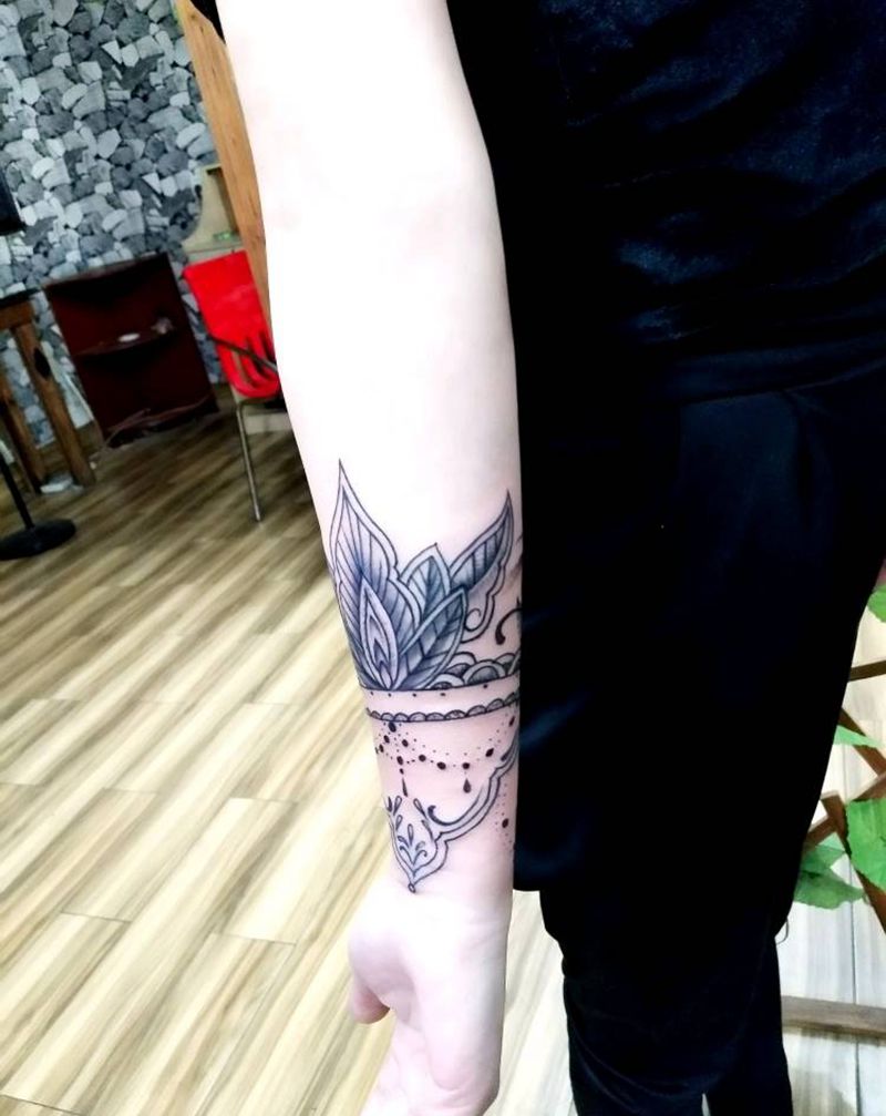 素花臂环纹身图片_手臂手部点刺纹身图案