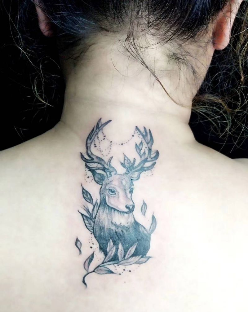 鹿纹身图片_背部纹身图案
