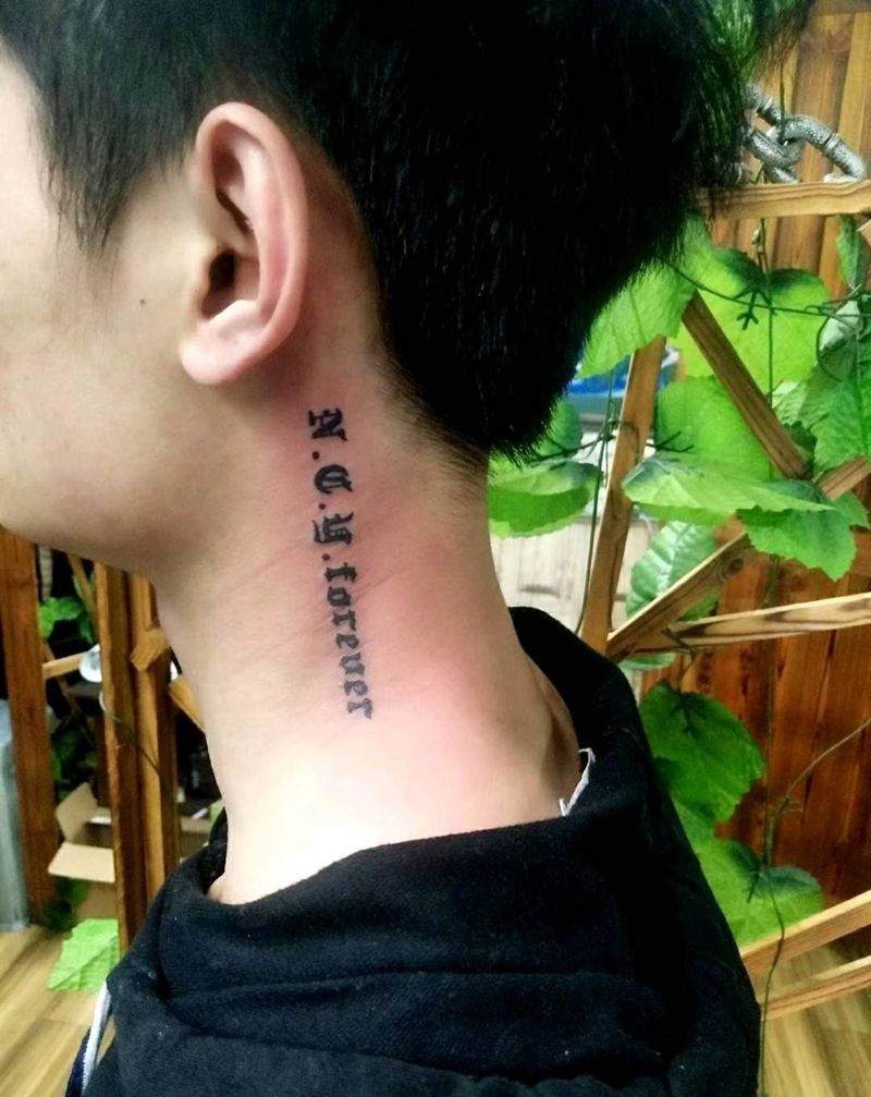 字母纹身图片_肩部颈部字母纹身图案