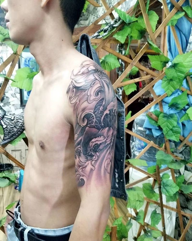 鲤鱼纹身图片_手臂新传统纹身图案