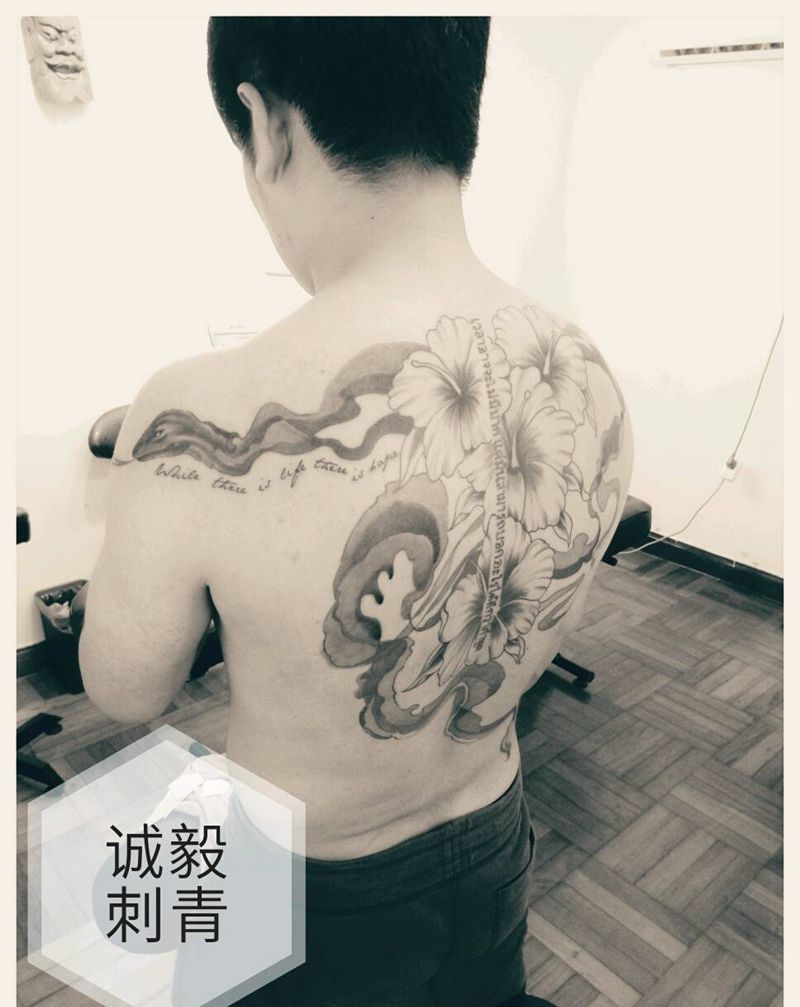 按承载者要求设计的图纹身图片_背部欧美传统习俗国画字符植物图腾原创成品纹身图案