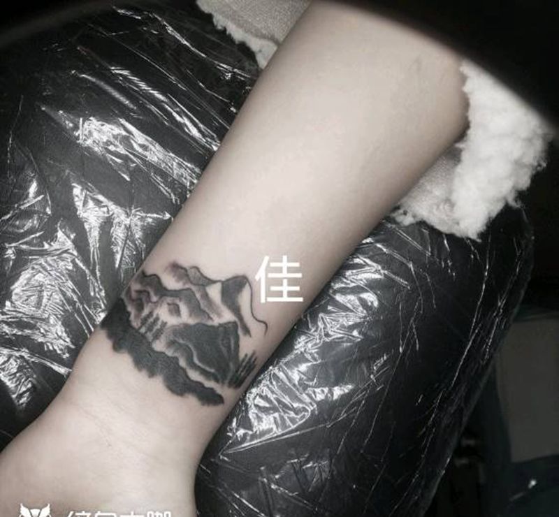 山峰遮盖纹身图片_手部手臂欧美写实水墨遮盖山纹身图案