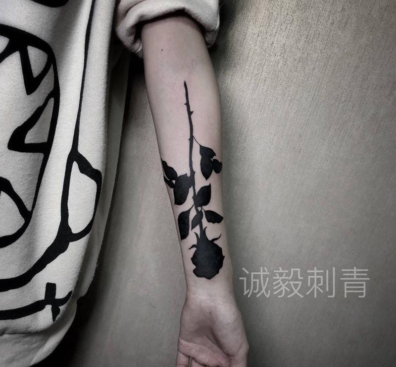 玫瑰花遮盖旧纹身纹身图片_手臂图腾点刺纹身图案