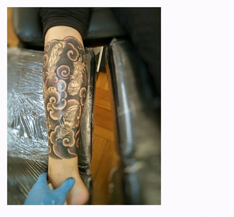 还未完成的青云腿纹身图片_手臂腿部传统习俗国画动物鬼神原创成品纹身图案