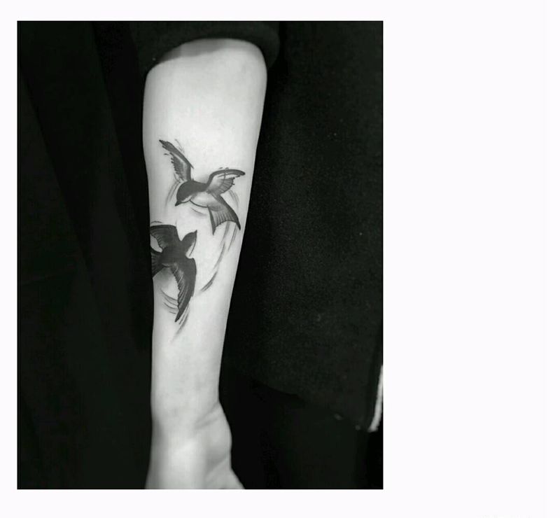 双飞燕纹身图片_手臂传统清新写实国画动物成品纹身图案