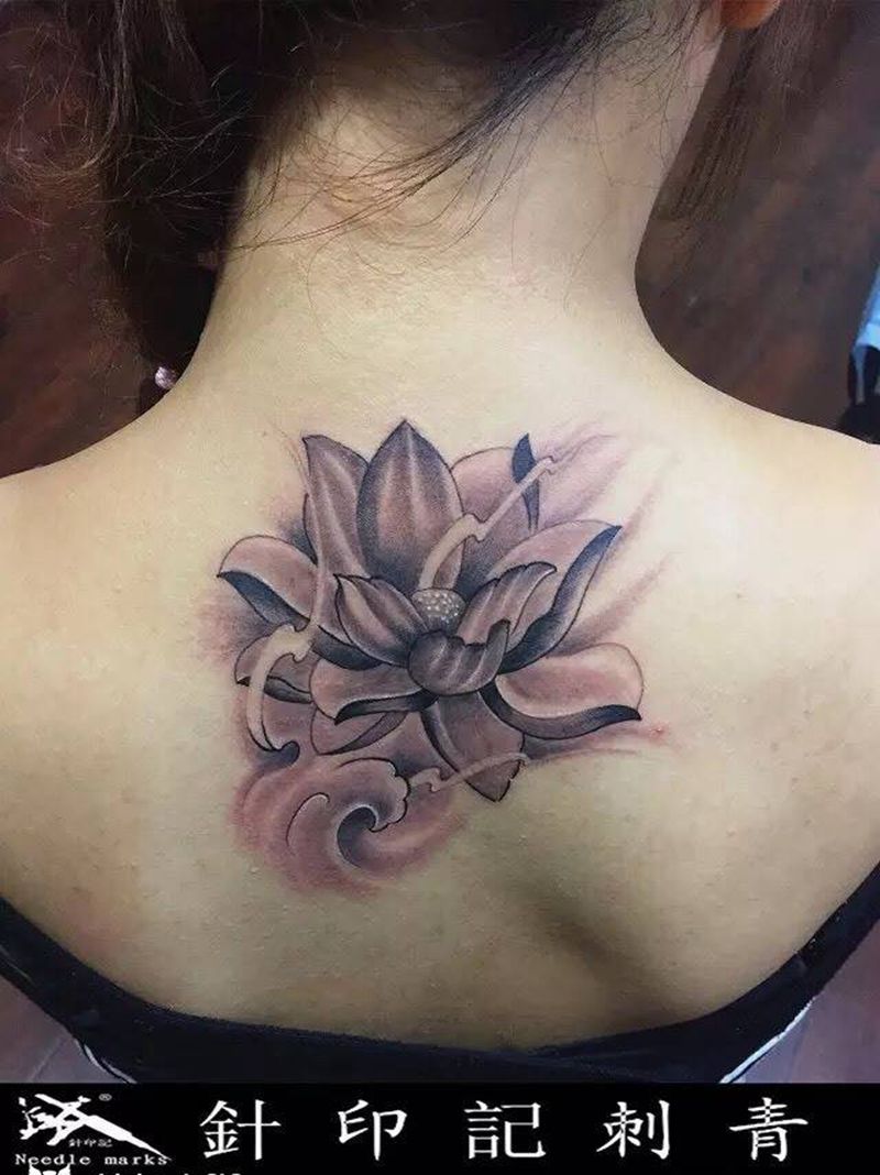 莲花纹身图片_成品颈部清新植物纹身图案