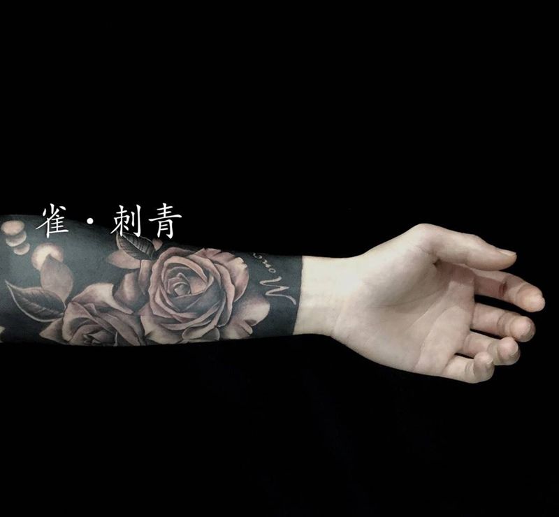 玫瑰黑臂纹身图片_手臂欧美植物纹身图案