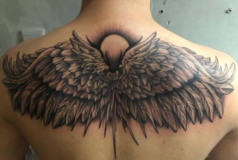 翅膀纹身图片_背部肩部纹身图案